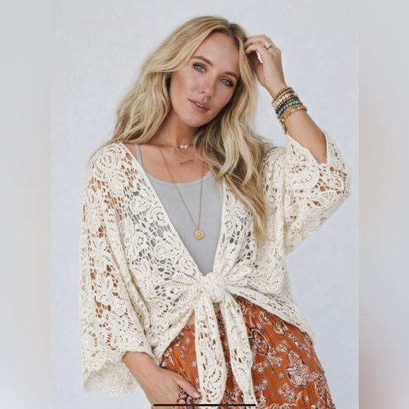 Three Bird Nest Sweaters - CROCHET PETAL KIMONO WRAP - BNWT - ONE SIZE - NATURAL